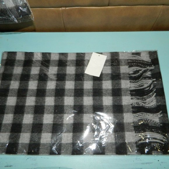 5/$25 Amicale Merino Wool Plaid Scarf Gray/Black Mens - Picture 2 of 2